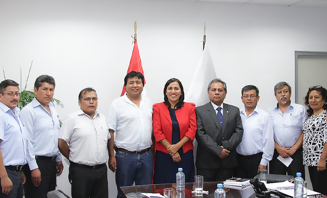 Dirigentes del Sutep con la ministra de educación Flor Pablo Medina