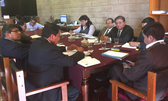 Reunión entre dirigentes sindicales y el gobierno regional de Arequipa.